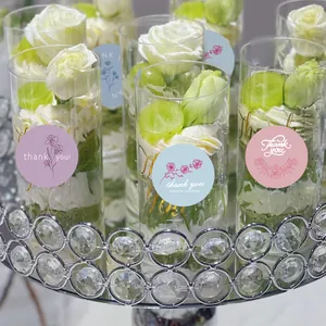 Vue détaillée des autocollants 'Thank You' à fleurs sur des coupes à dessert cadeaux