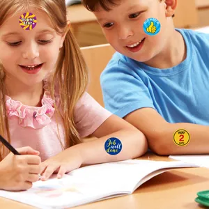 Détail d'autocollants de récompense pour enfants sur la peau en classe
