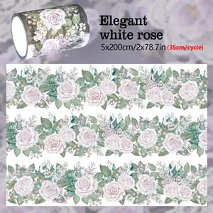 Detail des eleganten weißen Rosenmusters auf 2M dekorativem PET-Band für Basteln