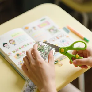 Nahaufnahme beim Schneiden von elegantem Rosen-PET-Tape für ein Journal.