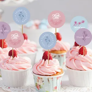 Autocollants floraux Thank You élégants comme décorations sur des cupcakes aux fraises