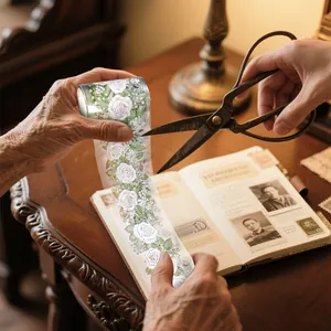 Nahaufnahme von PET-Klebeband mit Rosenmuster für ein Vintage-Scrapbook-Journal