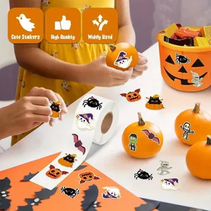 Halloween stickerrol met schattige pompoen en spook ontwerpen voor DIY decoratie