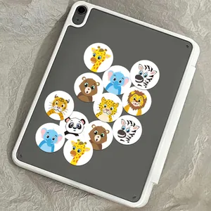 Vielfältige bunte Cartoon-Tier-Belohnungsaufkleber auf einer weißen Tablet-Hülle.