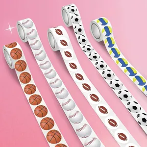Macrodetail van vijf verschillende sportbalstickerrollen met basketbal, voetbal en rugby