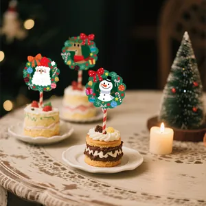 Weihnachtliche Cartoon-Aufkleber als dekorative Kuchendekoration für festliche Partys.