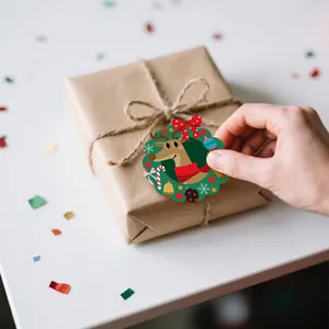 Detail eines Weihnachts-Rentieraufklebers auf einem braunen Geschenkpapierkarton.