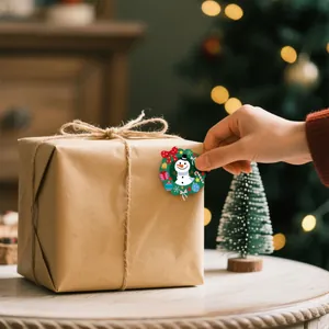 Detailansicht eines Weihnachts-Schneemann-Aufklebers auf einem braunen Geschenkpaket