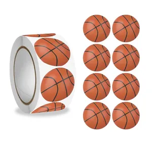 Gedetailleerde weergave van realistische basketbalstickers op rol voor kinderbeloningen.