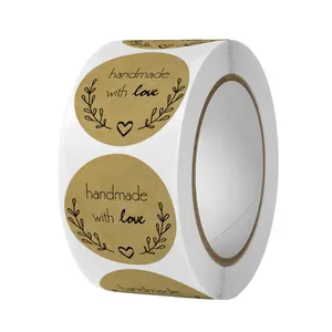 Gros plan d'un rouleau d'autocollants en kraft avec étiquettes rondes 'handmade with love'