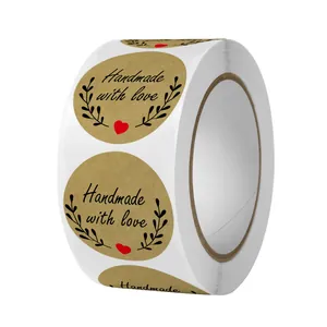 Vue détaillée d'autocollants ronds en papier kraft avec Handmade with love et cœur