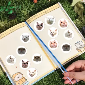 Adesivi divertenti con meme di gatti su un taccuino per regali e decorazione DIY