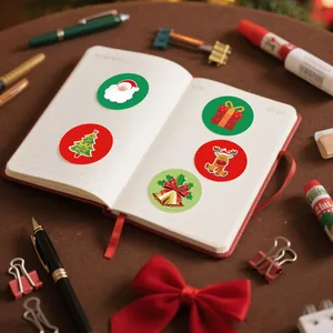 Makroansicht verschiedener runder Ein-Zoll-Weihnachtsaufkleber auf einer Notizbuchseite im Detail