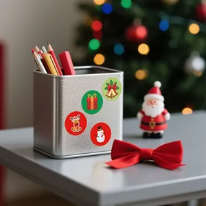 Detail runder Weihnachtsaufkleber mit Rentier und Schneemann auf silbernem Stiftehalter