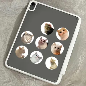 Vista dettagliata di adesivi rotondi con meme di gatti per la decorazione del tablet