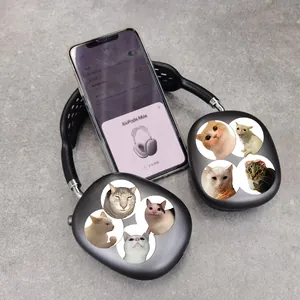 Rotolo di adesivi tondi con meme di gatti che decorano cuffie nere in uno scatto dettagliato