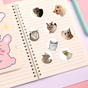 Adesivi rotondi con gatti meme divertenti per sigillare regali e decorazioni