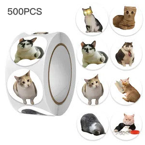 Vista dettagliata di vari adesivi con meme di gatti divertenti su un rotolo da 500 pezzi.