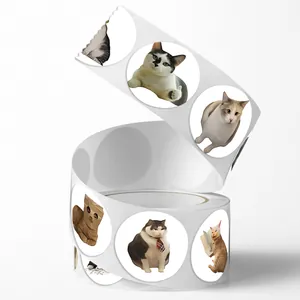 Primo piano dettagliato di un rotolo di adesivi tondi con vari meme di gatti divertenti