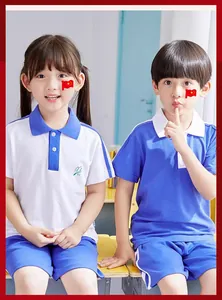 Detailansicht von Kindern mit herzförmigen China-Flaggen-Gesichtsaufklebern.