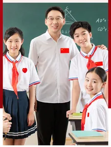 Detailansicht herzförmiger Aufkleber mit der Nationalflagge Chinas auf Schulhemden