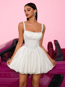 Elegantes weißes Satin-Minikleid mit tailliertem Schnitt und eckigem Ausschnitt im Detail