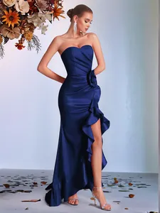 Elegante abito da sera in raso blu reale con volant e spacco alto sulla gamba.