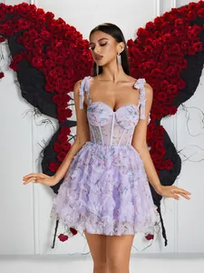 Vue détaillée d'une robe corset fleurie violette avec des volants et des bretelles à nouer