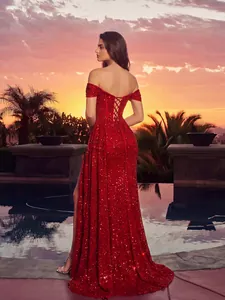Dettaglio di un abito da sera rosso con paillettes, scollo a barca e lacci sul retro