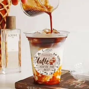 Gros plan de l'autocollant 'Thanks a Latte' sur un gobelet de café glacé