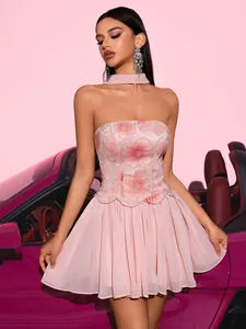 Vestito a Tubino Rosa da Donna Elegante con Scollo all'Americana Strass e Petali Mini Abito Aderente per Banchetti