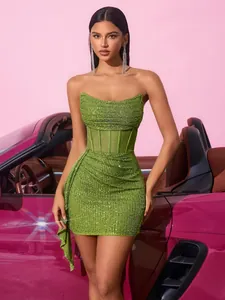 Detailaufnahme des grünen Pailletten-Korsett-Minikleides mit Mesh-Einsätzen.