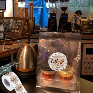 Autocollants de remerciement Latte sur un sac à café dans un café boutique