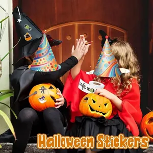 Kinderen versieren pompoenemmers met schattige Halloween-stickers in feestelijke scène