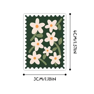 Macro-weergave van de afmetingen 4 cm x 3 cm van de groene bloemstempelsticker.