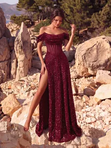 Elegantes burgunderfarbenes Pailletten-Abendkleid, schulterfrei mit Schlitz in Naturkulisse