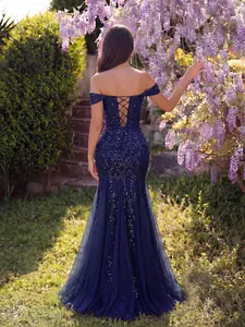 Dettaglio abito a sirena blu navy con spalle scoperte, paillettes e lacci sul retro