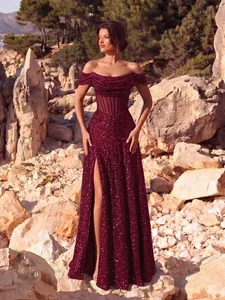 Elegantes, schulterfreies Abendkleid mit Pailletten in Dunkelrot und hohem Beinschlitz