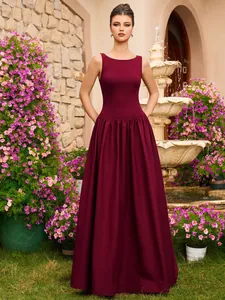 Elegantes weinrotes ärmelloses Satin-Abendkleid mit weitem Rock in Gartenumgebung