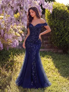 Elegante abito da sera a sirena blu scuro con paillettes e spalle scoperte in giardino