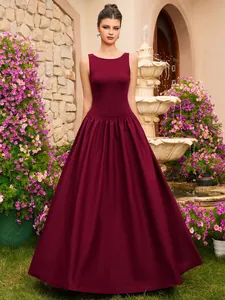 Vollansicht eines eleganten weinroten ärmellosen Abendkleides aus Satin mit weitem Rock