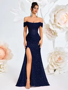 Dettaglio squisito dell'abito da sera blu navy in paillettes con spalle scoperte e spacco