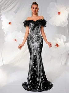 Elegante abito da sera nero a spalle scoperte con paillettes argento e dettagli a balze