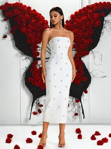 Elegantes weißes schulterfreies Bandagenkleid mit Bienenverzierung vor Rosenhintergrund