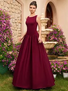 Elegantes weinrotes ärmelloses Abendkleid aus Satin in einer Gartenfontänen-Umgebung