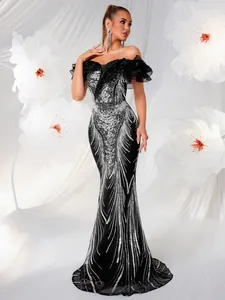 Abito da sera elegante con spalle scoperte, paillettes argento e scollo a balze raffinato