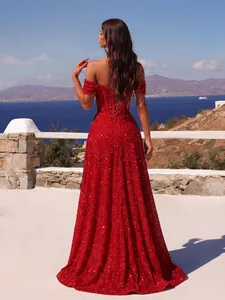 Elegantes rotes Abendkleid mit Pailletten, schulterfrei und bodenlang, rückenfrei