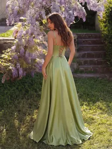 Elegante abito da sera in raso verde oliva con romantico dettaglio stringato sul retro