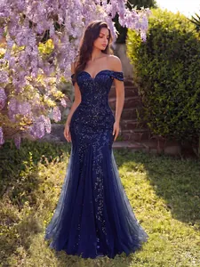 Vista dettagliata dell'abito da sera a sirena blu navy con ricami di paillettes