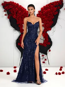 Elegante abito da sera blu navy con paillettes, spacco alto e sfondo a forma di farfalla.